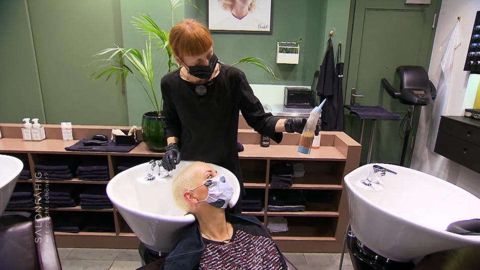 Für Beates Haare gibt es eine neue Farbe Für Beates Haare gibt es eine neue Farbe
