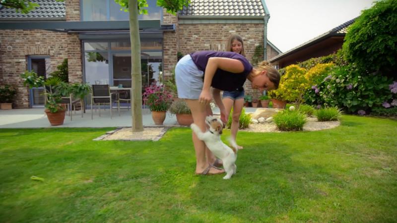 Welpe Isi soll sich das Schnappen abgewöhnen