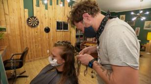 Anna verlässt Marcos Salon mit einem neuen Accessoire Anna verlässt Marcos Salon mit einem neuen Accessoire