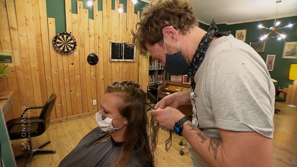 Anna verlässt Marcos Salon mit einem neuen Accessoire Anna verlässt Marcos Salon mit einem neuen Accessoire