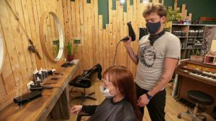 Simones Haare leuchten in einem neuen Rot Simones Haare leuchten in einem neuen Rot