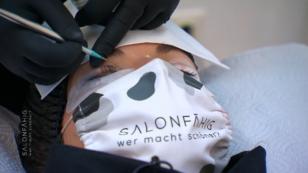 Daniela fliegt mit ihren neuen schwungvollen Wimpern davon Daniela fliegt mit ihren neuen schwungvollen Wimpern davon