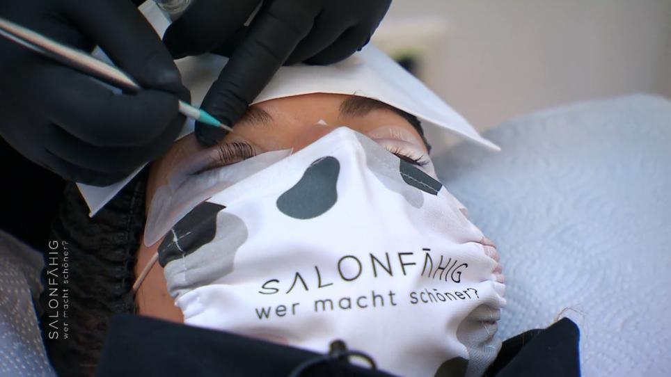 Daniela fliegt mit ihren neuen schwungvollen Wimpern davon Daniela fliegt mit ihren neuen schwungvollen Wimpern davon