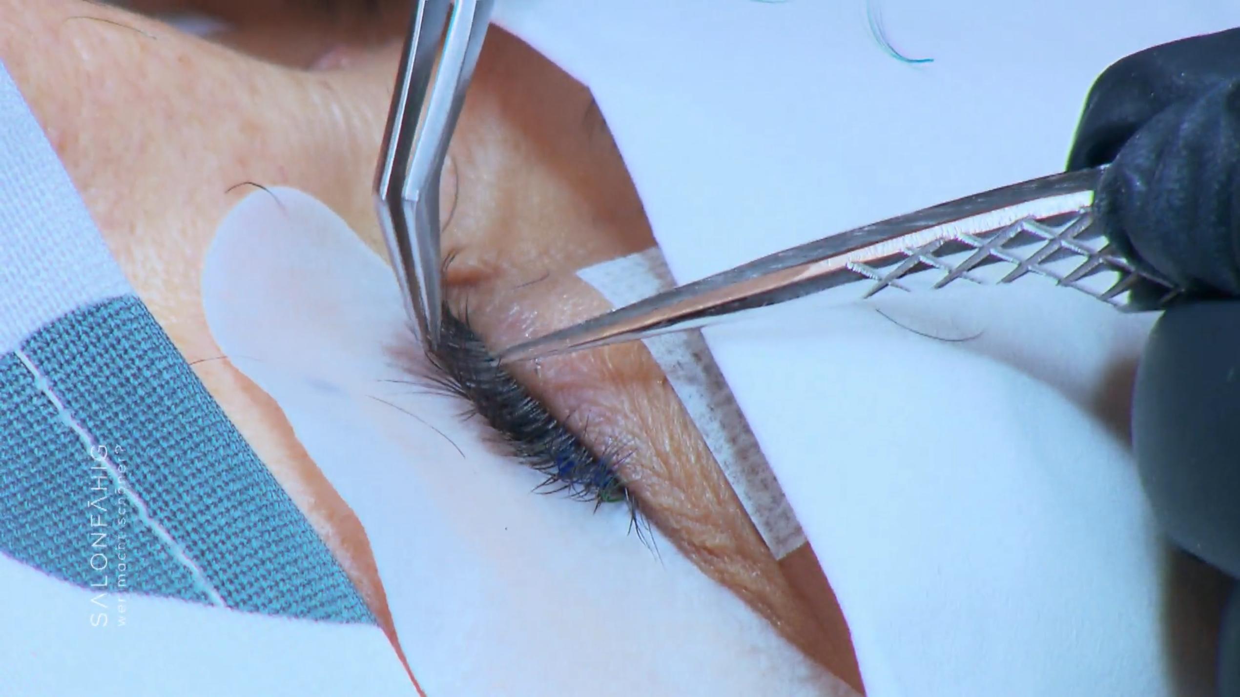 Anna bekommt deutliche Farbakzente in die Wimpern Anna bekommt deutliche Farbakzente in die Wimpern