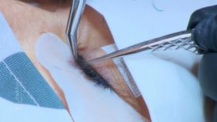 Anna bekommt deutliche Farbakzente in die Wimpern Anna bekommt deutliche Farbakzente in die Wimpern