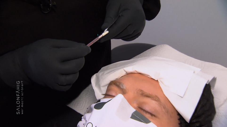 Marcos Augenbrauen werden gestriegelt Marcos Augenbrauen werden gestriegelt