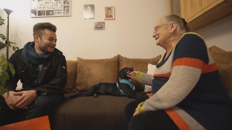 Denis bekommt einen Welpen aus dem Tierschutz