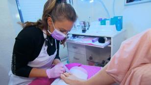 Sandra gefallen ihre neuen, glitzernden Fußnägel Sandra gefallen ihre neuen, glitzernden Fußnägel