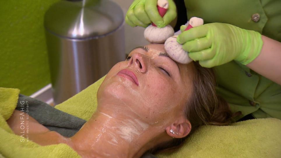 Antje ist nach ihrer Gesichtsbehandlung entspannt Antje ist nach ihrer Gesichtsbehandlung entspannt