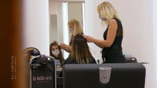 Ninas Haare bekommen einen farblichen Kontrast Ninas Haare bekommen einen farblichen Kontrast