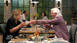 Alf greift nach Verenas Hand Alf greift nach Verenas Hand
