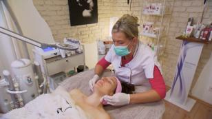 Peggy bekommt eine Aromabehandlung Peggy bekommt eine Aromabehandlung