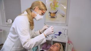 Einmal unterspritzen bitte, Frau Doktor! Einmal unterspritzen bitte, Frau Doktor!