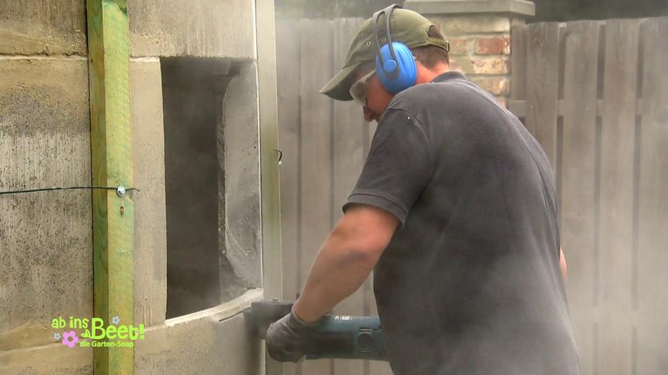 Das Fenster im Hühnerstall will nicht passen Das Fenster im Hühnerstall will nicht passen