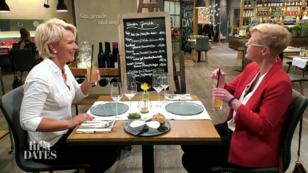 Maria flirtet mit Kerstin, aber flirtet Kerstin auch zurück? Maria flirtet mit Kerstin, aber flirtet Kerstin auch zurück?