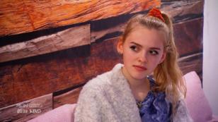 Alina darf mit ihren Freunden feiern und Alkohol konsumieren Alina darf mit ihren Freunden feiern und Alkohol konsumieren