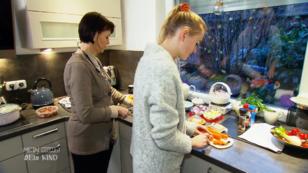 Gemeinsames Kochen ist eine Aufgabe der 16-Jährigen Gemeinsames Kochen ist eine Aufgabe der 16-Jährigen