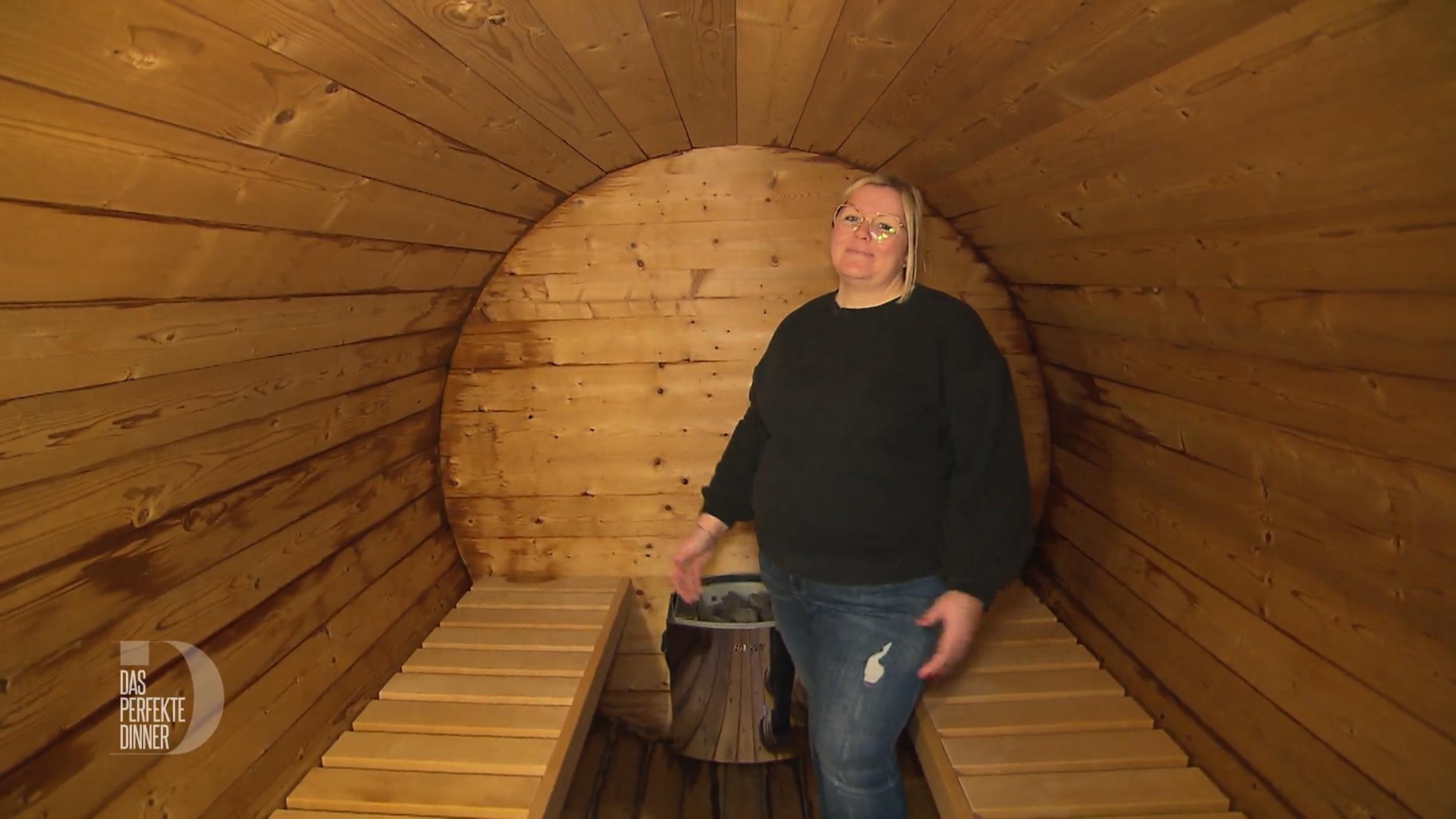 Jessicas Dinner-Planung ist bis in die Sauna durchdacht Jessicas Dinner-Planung ist bis in die Sauna durchdacht