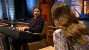 Tom Beck begeistert bei "Grill den Henssler" alle am Klavier Tom Beck begeistert bei "Grill den Henssler" alle am Klavier