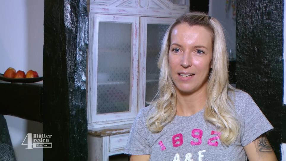 Laura stillt ihre Tochter immer noch jeden Abend Laura stillt ihre Tochter immer noch jeden Abend