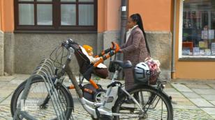 In der bayerischen Provinz fühlt sich Elli ausgeschlossen In der bayerischen Provinz fühlt sich Elli ausgeschlossen