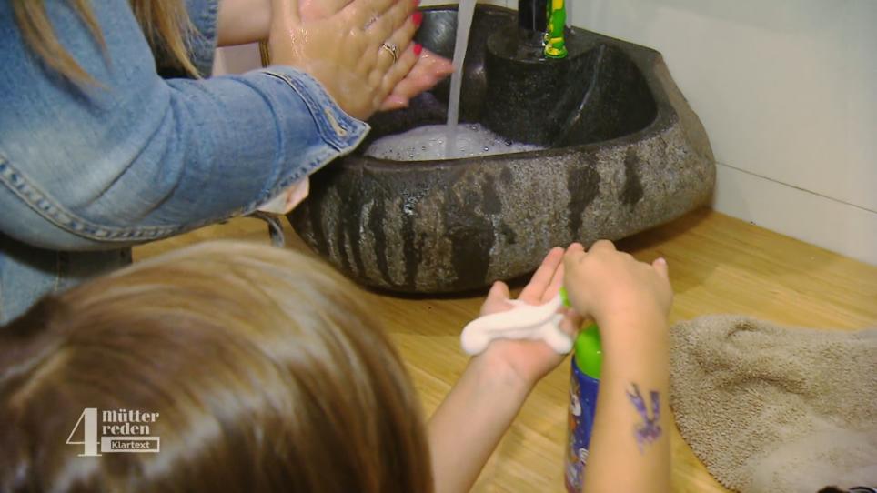 Jan (5) weiß schon, wie wichtig Händewaschen ist Jan (5) weiß schon, wie wichtig Händewaschen ist
