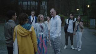 Valerie und Toni lernen Claras Freunde kennen Valerie und Toni lernen Claras Freunde kennen