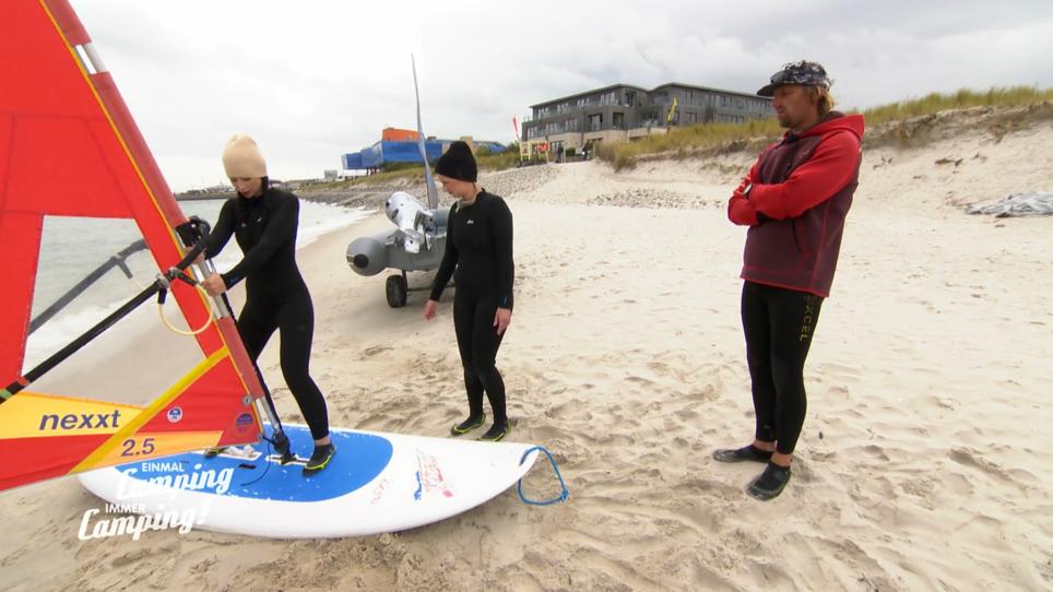 Jamie und Loraine versuchen sich am Surfen Jamie und Loraine versuchen sich am Surfen