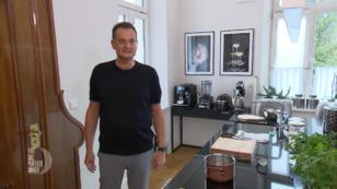 Der Gastgeber verspricht Live-Barkeeping Der Gastgeber verspricht Live-Barkeeping