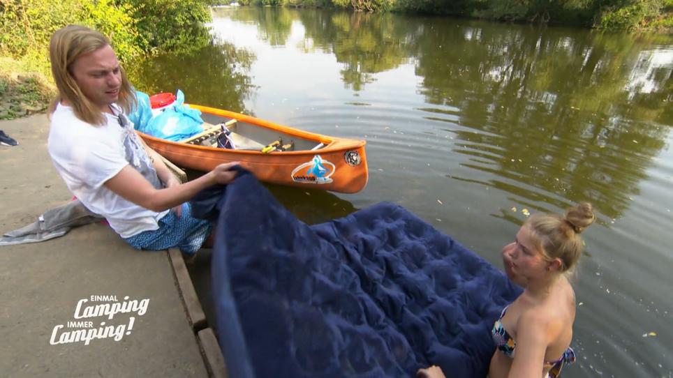 Ein Loch in der Matratze bereitet Celine und Lukas Probleme Ein Loch in der Matratze bereitet Celine und Lukas Probleme