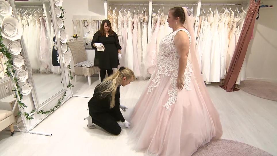 Das Kleid ist zu groß Das Kleid ist zu groß