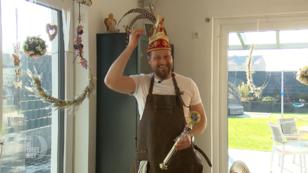 Prinz Thomas schmeißt das Keramik-Ei an Prinz Thomas schmeißt das Keramik-Ei an