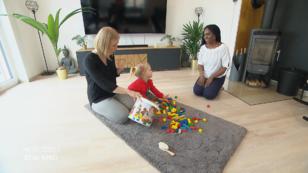Elisabeth fördert ihre Tochter Malea spielerisch Elisabeth fördert ihre Tochter Malea spielerisch