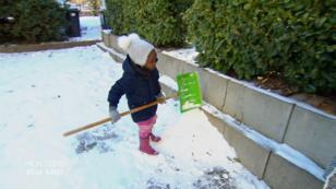 Die kleine Debora muss für Imade Schnee schippen Die kleine Debora muss für Imade Schnee schippen
