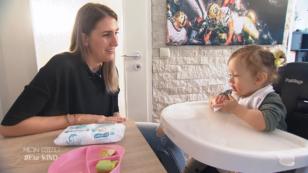Claudia vermittelt Tochter Marlie ein Gefühl für Sauberkeit Claudia vermittelt Tochter Marlie ein Gefühl für Sauberkeit
