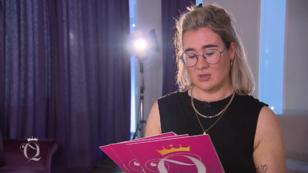 Der transparente Pulli macht Claudia Probleme Der transparente Pulli macht Claudia Probleme