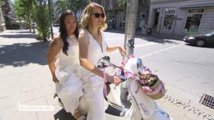 Janina und Michelle fahren auf der Vespa zur Trauung Janina und Michelle fahren auf der Vespa zur Trauung