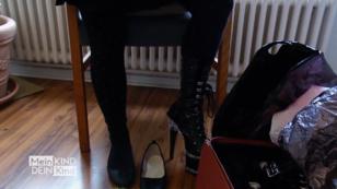 Sina lässt ihre Tochter auch High-Heels anprobieren Sina lässt ihre Tochter auch High-Heels anprobieren