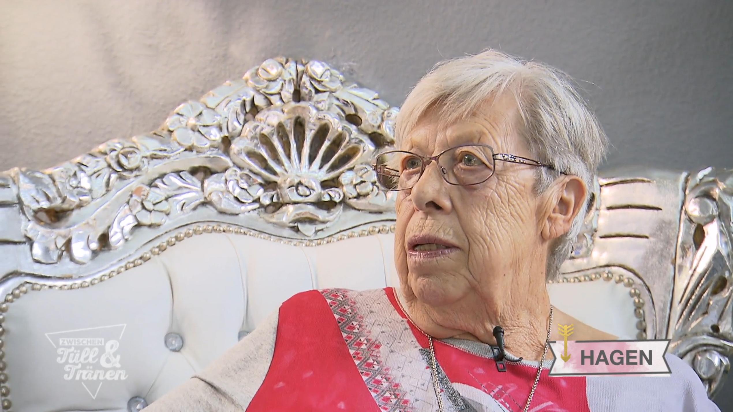 Oma Sieglinde ist die Hauptperson Oma Sieglinde ist die Hauptperson