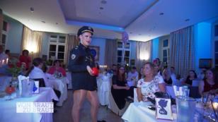 Nackte Tatsachen bei Angelinas und Sarahs Hochzeit Nackte Tatsachen bei Angelinas und Sarahs Hochzeit