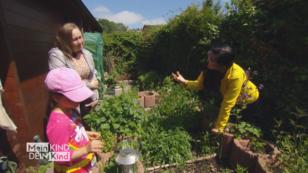 Lucia zeigt Regina stolz den Garten Lucia zeigt Regina stolz den Garten