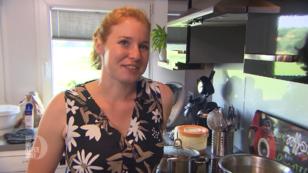 Nadine vermarktet Bullensperma Nadine vermarktet Bullensperma