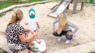 Karina geht jeden Tag mit Marcel auf den Spielsplatz Karina geht jeden Tag mit Marcel auf den Spielsplatz