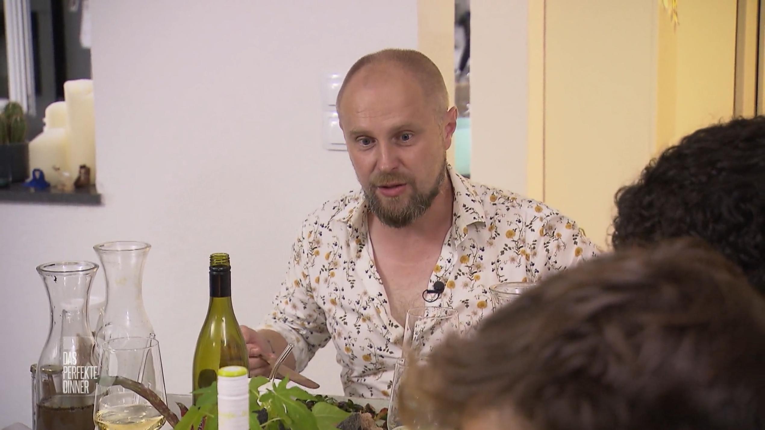 Ralf lässt den Rest der Dinnerrunde kaum zu Wort kommen Ralf lässt den Rest der Dinnerrunde kaum zu Wort kommen