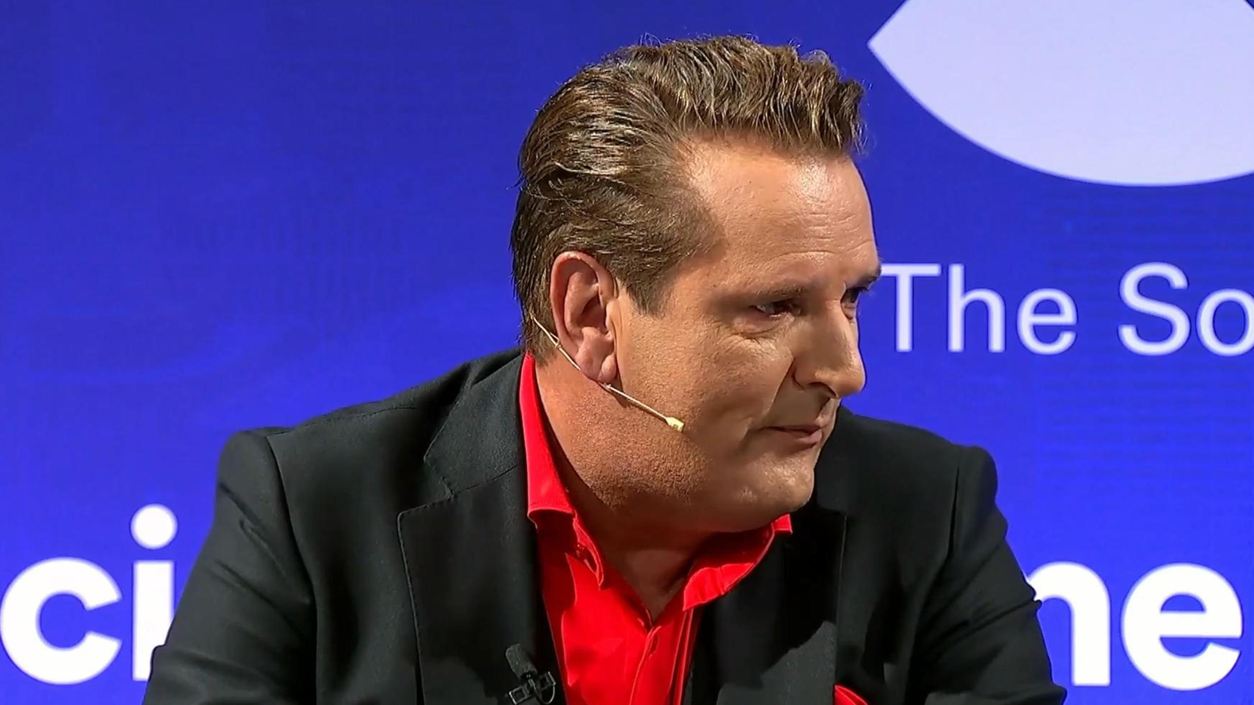 Ralf Dümmel kämpft auf der Pressekonferenz mit den Tränen Ralf Dümmel kämpft auf der Pressekonferenz mit den Tränen