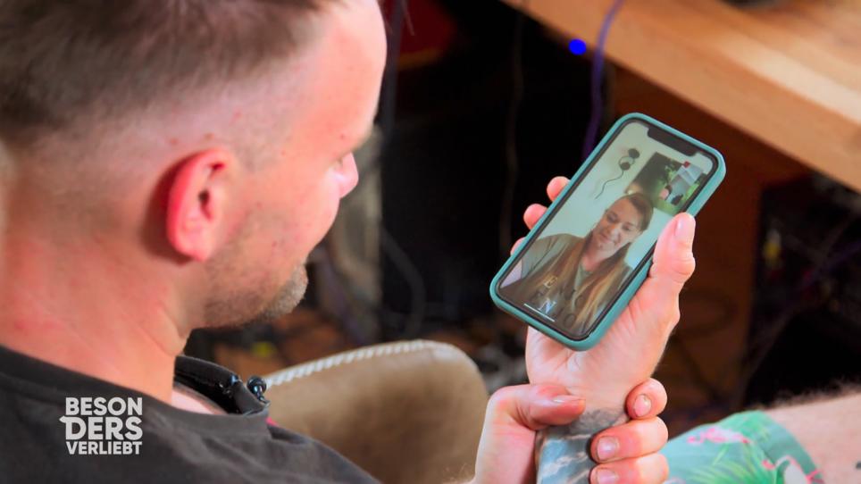 Dennis und Verena sprechen sich im Videocall aus Dennis und Verena sprechen sich im Videocall aus