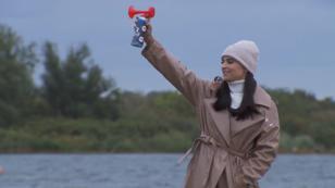 Amira Pocher testet Twins Amira Pocher testet Twins