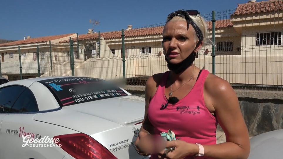 Kaputtes Auto macht Nancy zu schaffen Kaputtes Auto macht Nancy zu schaffen