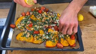 Ofenkürbis mit Kirschtomaten und Peperoni Ofenkürbis mit Kirschtomaten und Peperoni