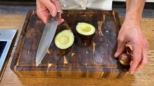 So schneiden Sie eine Avocado perfekt auf So schneiden Sie eine Avocado perfekt auf